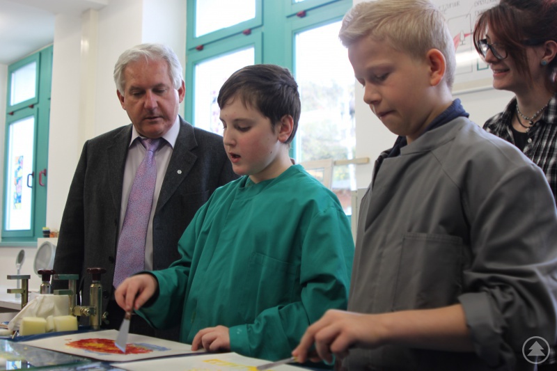 Spannend fanden es die Buben beim BoysDay an der Glasfachschule in Zwiesel, aus Glas selbst Handyablagen zu fertigen. ARBERLAND REGio GmbH-Geschäftsführer Herbert Unnasch (l.) freute sich, dass die Jugendlichen beim Zukunftstag auch mehr über die Vielseitigkeit des Werkstoffs Glas und die abwechslungsreichen Berufe rund ums Glas erfuhren. 