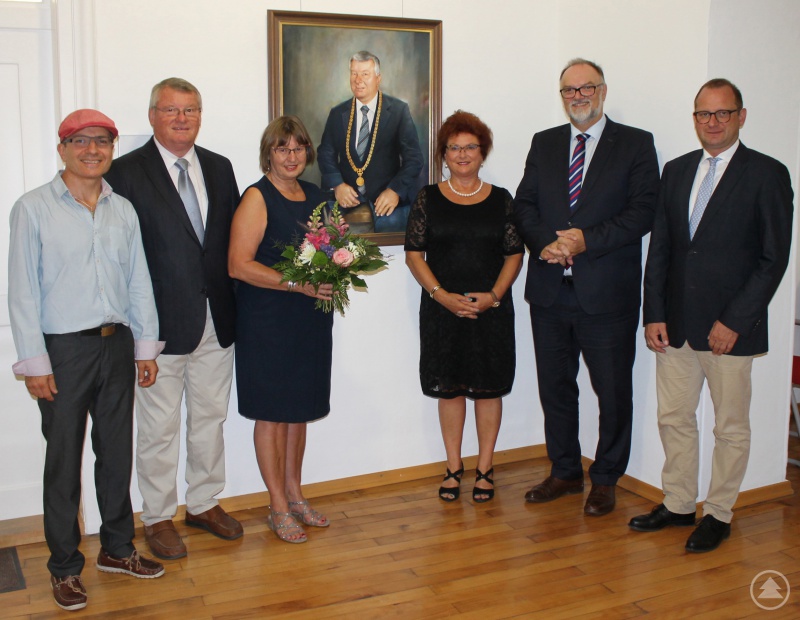 Freuen sich über das neue Bild in der Ehrengalerie der Oberbürgermeister (von links): Künstler Armen Feuchtenböck, Altoberbürgermeister Albert Zankl mit Gattin Margot, Bürgermeisterin Erika Träger, Stadtoberhaupt Jürgen Dupper und Kulturreferent Dr. Bernhard Forster.