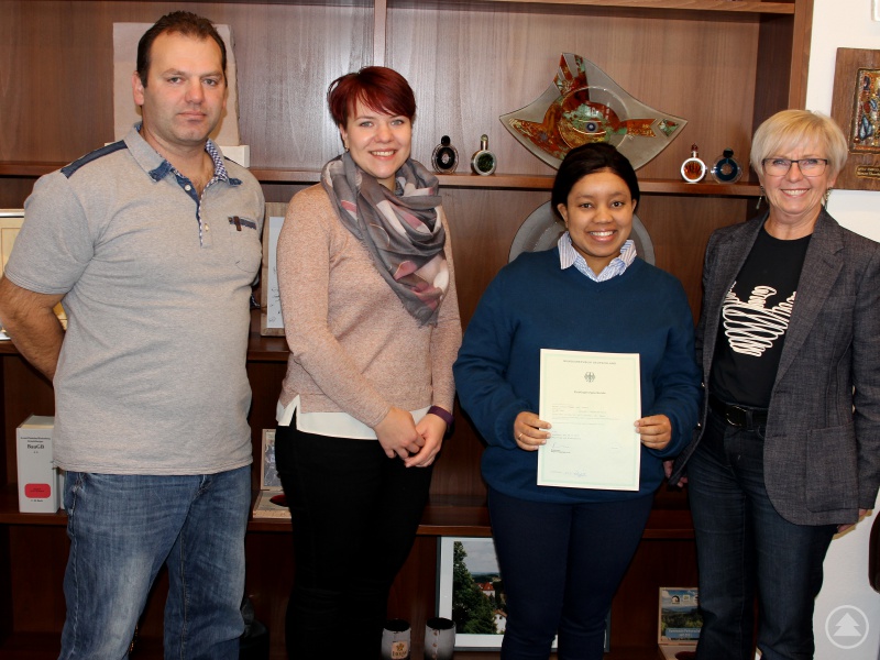 Phoebe Kamami Franz (3.v.li.) bekam von Landrätin Rita Röhrl die Einbürgerungsurkunde überreicht. Mit dabei waren die Leiterin des Ausländeramtes Simone Kasberger und Sachbearbeiter Christian Raith.