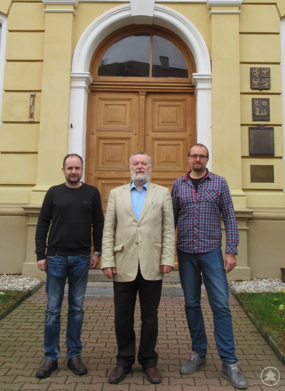 Sie stehen seit zehn Jahren hinter dem Austauschprojekt (v. l. n. r.): Michael Köberl vom Gymnasium Freyung mit Schulleiter Alexander Zikmund und Deutschlehrer Tomáš Soumar vor dem Eingang zum Gymnasium Prachatice.