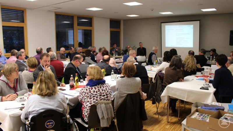 Die Teilnehmer verfolgen interessiert die Vorträge.