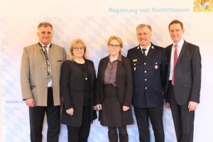 Regierungspräsident Rainer Haselbeck überreicht zwei Steckkreuze des Feuerwehr-Ehrenzeichens