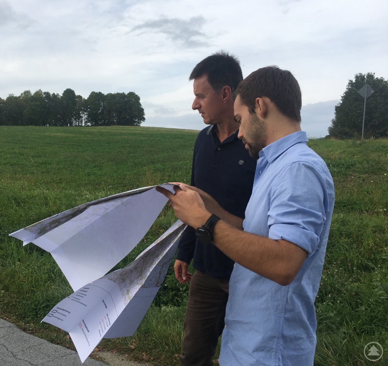 Dr.Christain Thurmaier und Erik Artmann (beide Amt für Ländliche Entwicklung Niederbayern) begutachteten auf einer Rundreise durch die ILE Ilzer Land die Wege.