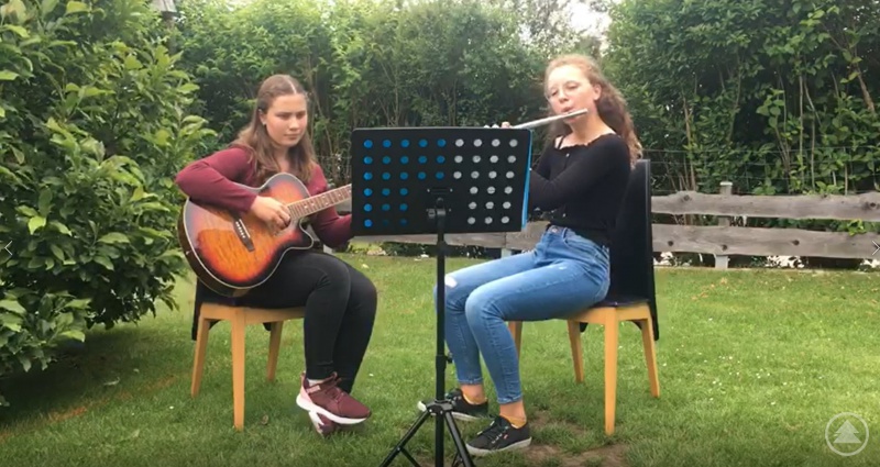 Katharina Denk (9b) und Ronja Mandl (9b) mit Gitarre und Querflöte