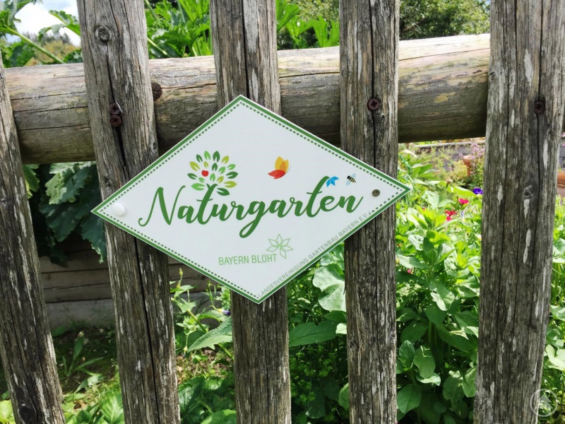 Mit einem Email-Schild können die Gartenbesitzer nun auf ihren Naturgarten hinweisen. 