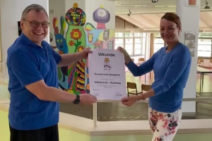 Schüler der Grundschule Spiegelau üben sich in Karate