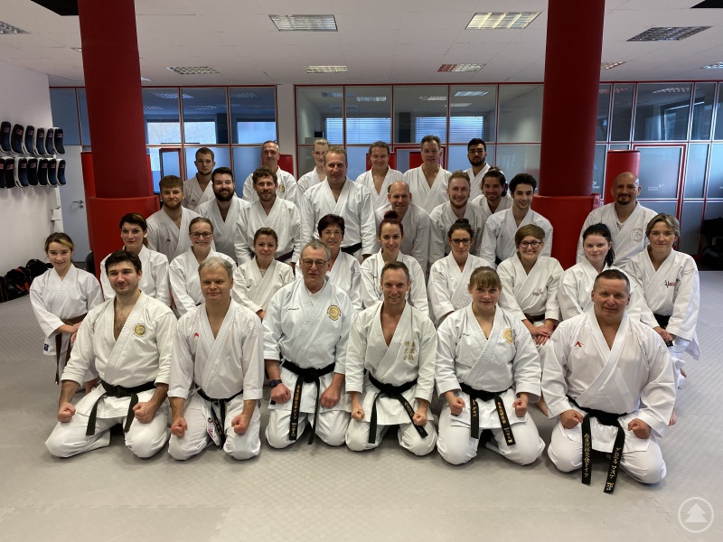 Auf dem Bild vorne knieend (von links) die Lehrgangsleiter Anton Schoch, Yilmaz Demir, Paul Gruber, Thomas Geiger, Ramona Gruber und Daniel Maske und dahinter einige Teilnehmer