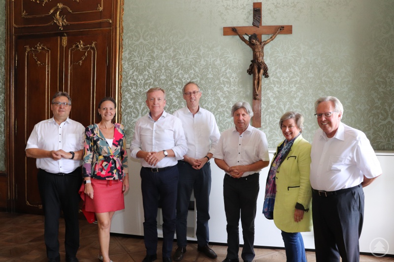 Die beiden Vorstände und die Aufsichtsratsmitglieder des Diözesan-Caritasverbandes: v.li. Diakon Konrad Niederländer, Mag.a (FH) Andrea Anderlik, MSc, Vorsitzender Dr. Josef Sonnleitner, Alban Westenberger, Wolfgang Beier, Renate Braun und DDr. Msgr. Peter Fonk. Terminlich verhindert war Prof. Dr. Carola Jungwirth.