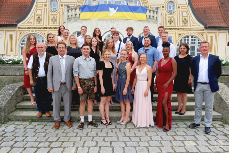 v. li. Gerhard Kellner, Pflegedirektor, Werner Beham, Schulleiter, vorne v. re. Uwe Böttcher, Krankenhausdirektor, Martina Hammerl, Bezirksrätin, Mitte v.re. Timo Haas-Guder, Prüfungsbester