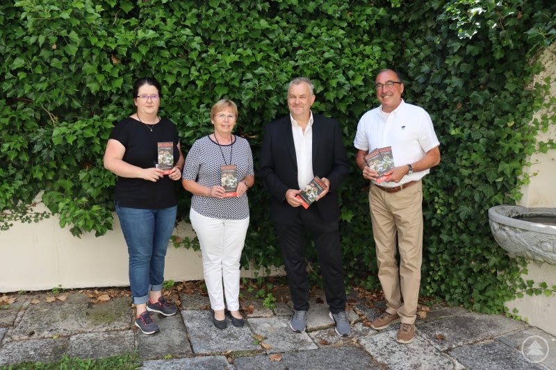 (v.l.:) Museumsmitarbeiterin Maria Krüger, Kulturreferentin Marina Reitmaier-Ranzinger, Rudi Mautner vom Gestalterbüro WEISSRAUM, stellv. Landrat Franz Brunner bei der Präsentation des neuen Museumsführers im Innenhof von Schloss Wolfstein in Feyung