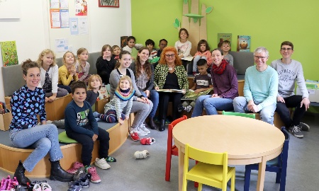 Erstklässler erkunden Europabücherei