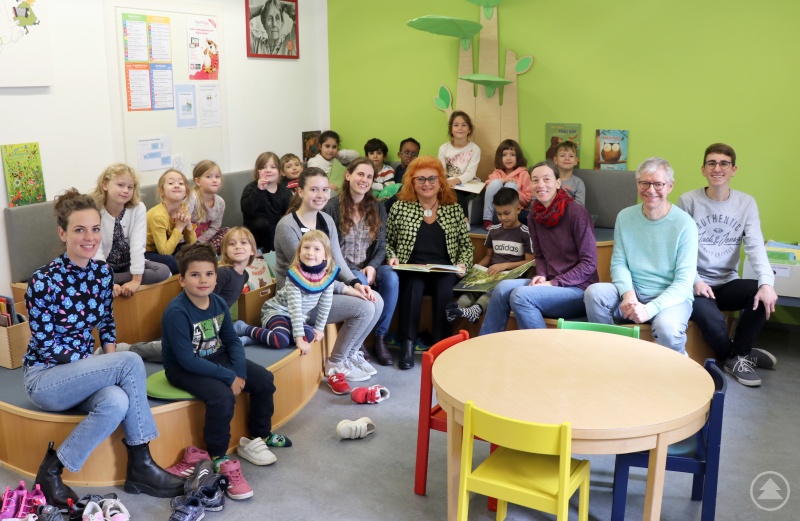 Über den Besuch der ABC-Schützen der Altstadtschule mit Klassenlehrerin Laura-Sophie Jonas (links) freuen sich Joshua Helling (von rechts), Uwe Kollmorgen und Christiane Duschl von der Europabücherei, die weitere Stellvertreterin des Oberbürgermeisters Erika Träger sowie Angelika Zankl und Carolin Schörner von der Buchhandlung Pustet.