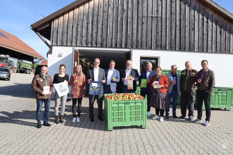 Die Streuobst Aktion des Ilzer Landes 2022, mit dabei v.l.: Helmut Ramesberger (Leiter Staatsgut Kringell), Katharina Fraunhofer (ÖMR Ilzer Land), Corina Molz (Geschäftsführerin ILE Ilzer Land), Martin Behringer (1. Bgm. Thurmansbang), Alexander Mayer (1. Bgm. Grafenau), Max König (1. Bgm. Saldenburg), Alexander Pieringer (1. Bgm. Fürsteneck), Dr. Carolin Pecho (1. Bgm. Ringelai), Leonhard Meier (1. Bgm. Röhrnbach), Max Sammer (Haustechniker Staatsgut Kringell), Gerhard Poschinger (1. Bgm. Perles-reut), n.i. Bild: Peter Schmid (1. Bgm. Eppenschlag), Max Rosenberger (2. Bgm. Hutt-hurm), Martin Pichler (1. Bgm. Schönberg)