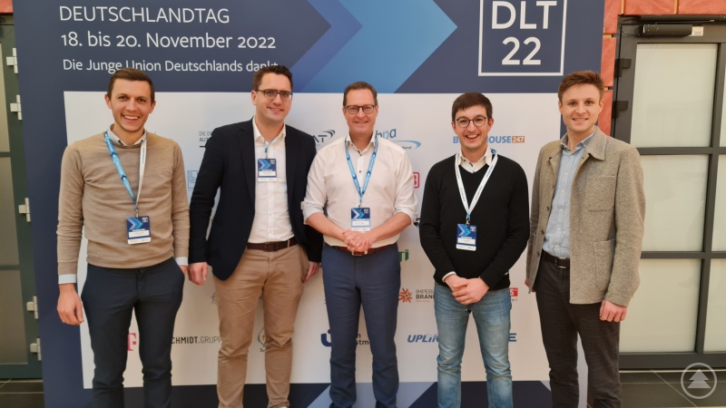 Die Vertreter des JU-Kreisverbandes Freyung-Grafenau, Daniel Traxinger (1. v. li.) und Carlo Schöpp (2. v. re.), mit JU-Landesvorsitzenden Christian Doleschal (2. v. li.), stellvertretenden JU-Landesvorsitzenden Alexander Hannes (1. v. re.) und CSU-Generalsekretär Martin Huber (Mitte) auf dem Deutschlandtag der Jungen Union in Fulda.