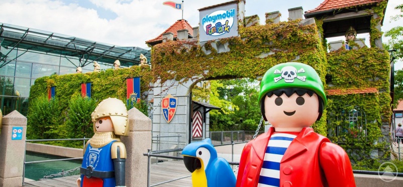 „Menschengroße Figuren warten im Playmobil-Funpark.“