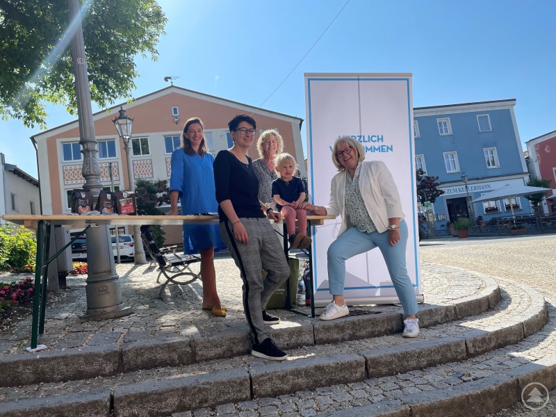 Evi Blach, Nina Stelzl sowie die beiden stellvertretenden Landrätinnen Hilde Greiner und Helga Weinberger (v.l.) erklärten schon den kleinsten Besucherinnen und Besuchern des Wochenmarkts, warum fairer Handel wichtig ist.