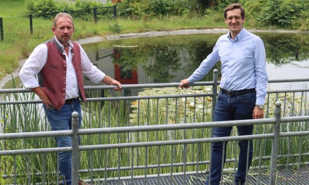 Gruber fordert Vereinfachung bei staatlichen Förderverfahren - Landtagsabgeordneter Stefan Ebner im Austausch mit Geiersthals Bürgermeister Richard Gruber