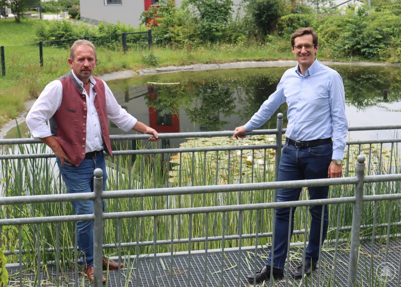 Nach dem kommunalpolitischen Austausch in seinem Amtszimmer präsentierte Bürgermeister Richard Gruber (l.) seinem Gast MdL Dr. Stefan Ebner den Naturbereich direkt hinter dem Rathaus mit Teich und Spielplatz.