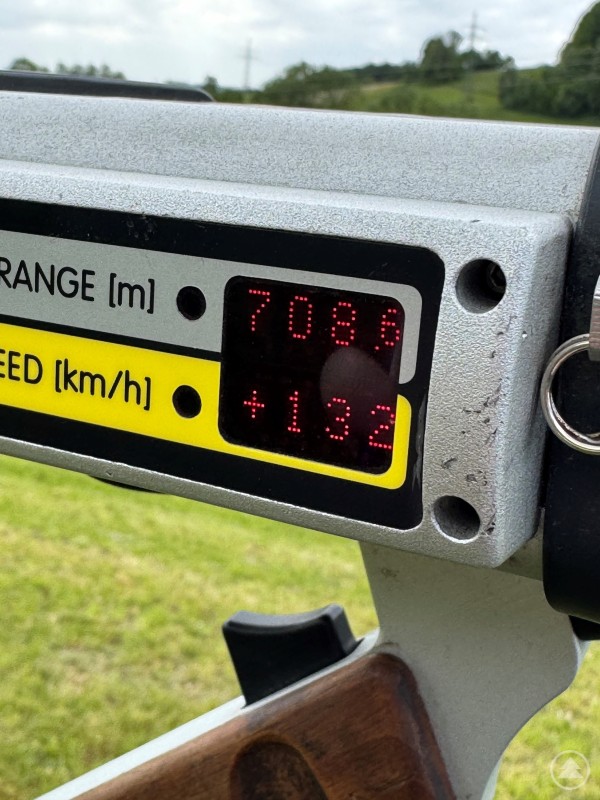 Eine Radarpistole zeigt eine gemessene Geschwindigkeit von 132 km/h bei erlaubten 100 km/h auf der B12.