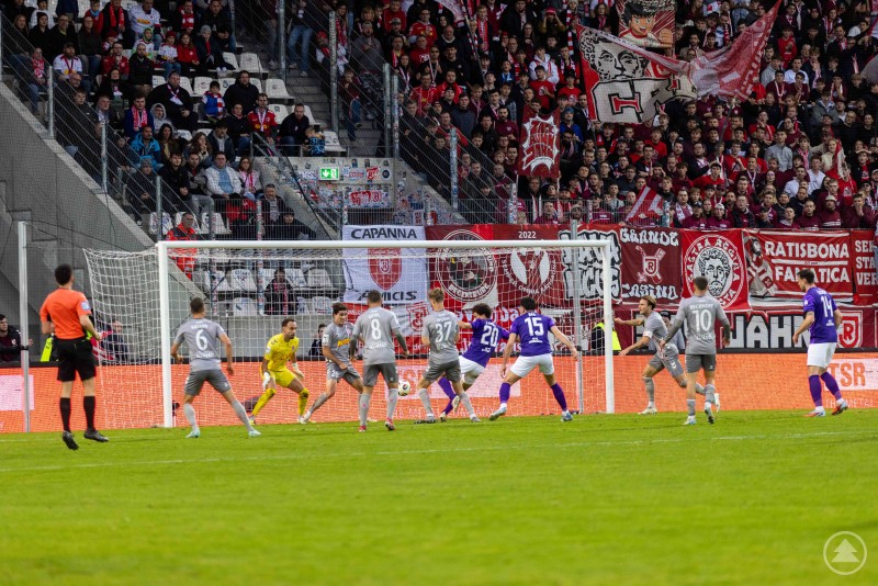 Eine Spielsituation vor dem Tor des SSV Jahn Regensburg – mehrere Spieler stehen im Strafraum, der Torhüter ist zum Eingreifen bereit.
