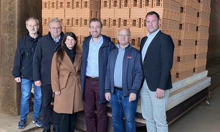 Landrat Laumer besucht Venus Tonwerk in Schwarzach