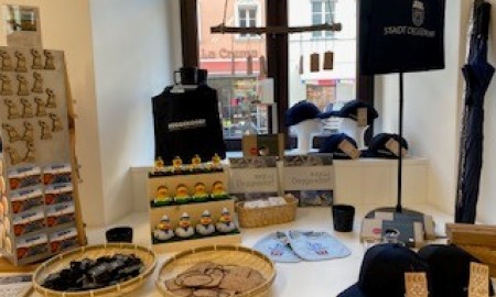 Viel Neues in der Tourist Information Deggendorf: B&uuml;chertisch und regionale Produkte