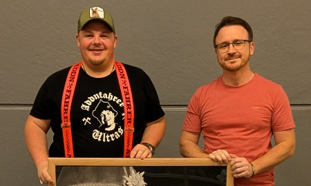 Portraitzeichner aus Niederalteich &uuml;berreicht Addnfahrer handgezeichnetes Kunstwerk