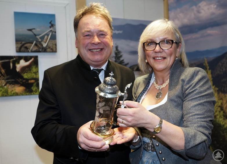 Helmut Brunner, der Bayerische Staatsminister für Ernährung, Landwirtschaft und Forsten präsentiert zusammen mit Tourismusreferentin Susanne Wagner einen ganz besonderen Bierkrug der Region.  (Foto: Mike Schmalz)