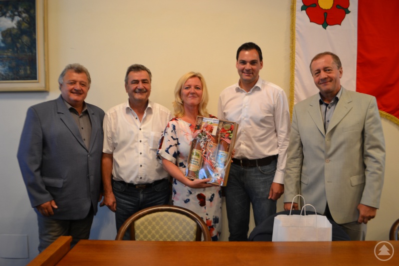 Landrat Sebastian Gruber (2. von rechts) und der Vorsitzende des Bayer. Gemeindetages im Landkreis Freyung-Grafenau, Erster Bürgermeister Josef Kern (2. von links) zusammen mit den drei Bürgermeistern der Stadt Třeboň (von links) Zdeněk Mráz, Terezie Jenisová und Josef Pindroch.