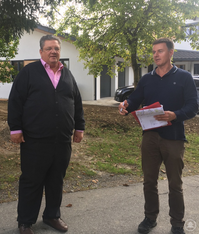 Der Grafenauer Bürgermeister Max Niedermeier und Dr. Christian Thurmaier, Amt für Ländliche Entwicklung besprechen die Wegsituation in Haus im Wald.
