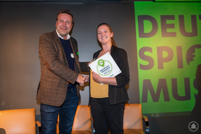 Jan Flörcken von der Jugendreise-Destination Schliersee mit Daniela Schwarz bei der Plakettenübergabe.