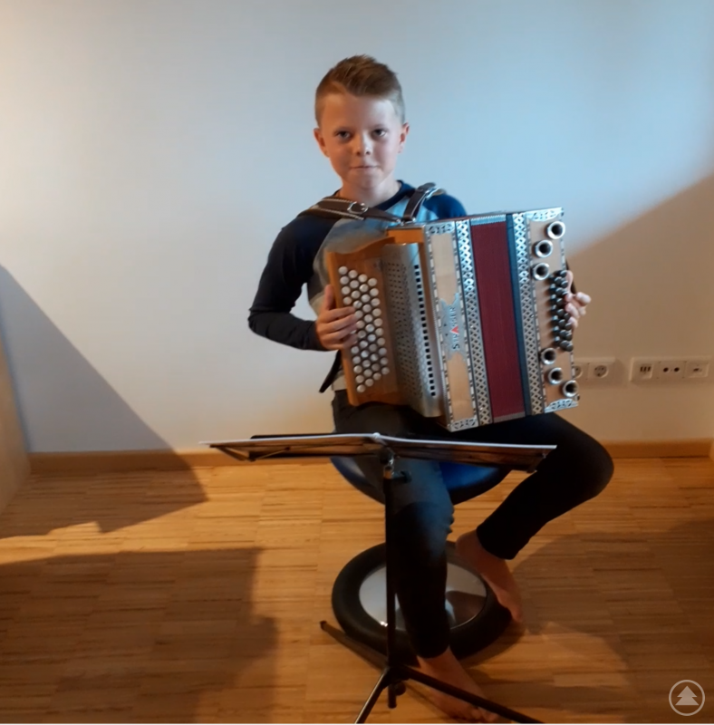 Valentin Watzl (5b)  mit seiner Steirischen