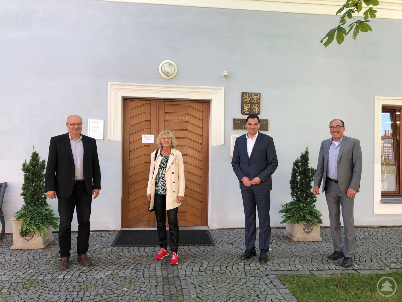 v.l.n.r.: Vizebürgermeister Petr Werner, stellv. Landrätin Hilde Greiner, Landrat Sebastian Gruber und stellv. Landrat Franz Brunner vor dem Eingang der Třeboňer Stadtverwaltung