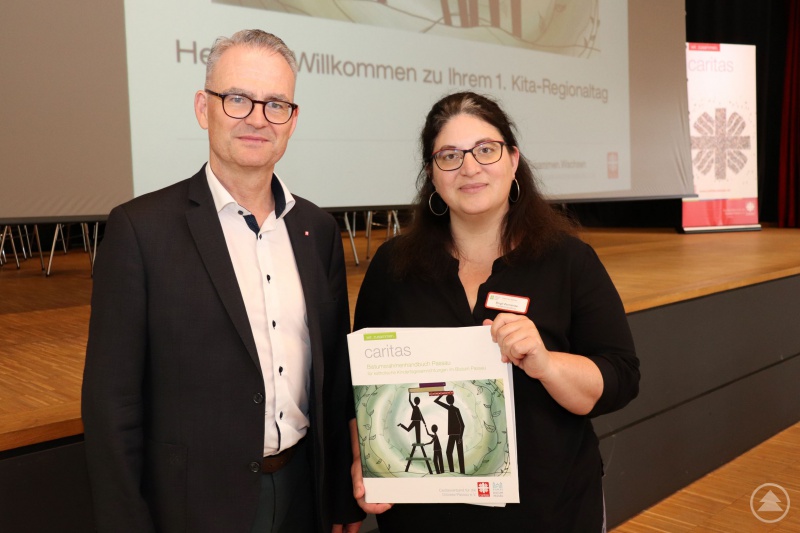 Birgit Zachariae, Fachbereichsleitung frühe Bildung und pädagogische Qualität und der Abteilungsleiter Stefan Seiderer stecken mit dem Bistumsrahmenhandbuch den Weg der Qualitätsentwicklung in Kitas ab.