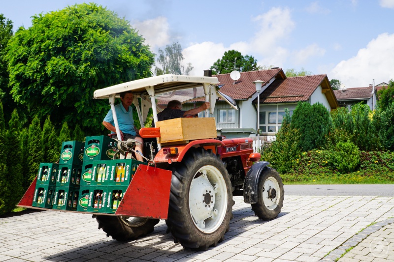 Glückliche Gewinner: Roslinde Praml und ihr Ehemann bringen mit ihrem Traktor den Gewinn nach Hause.