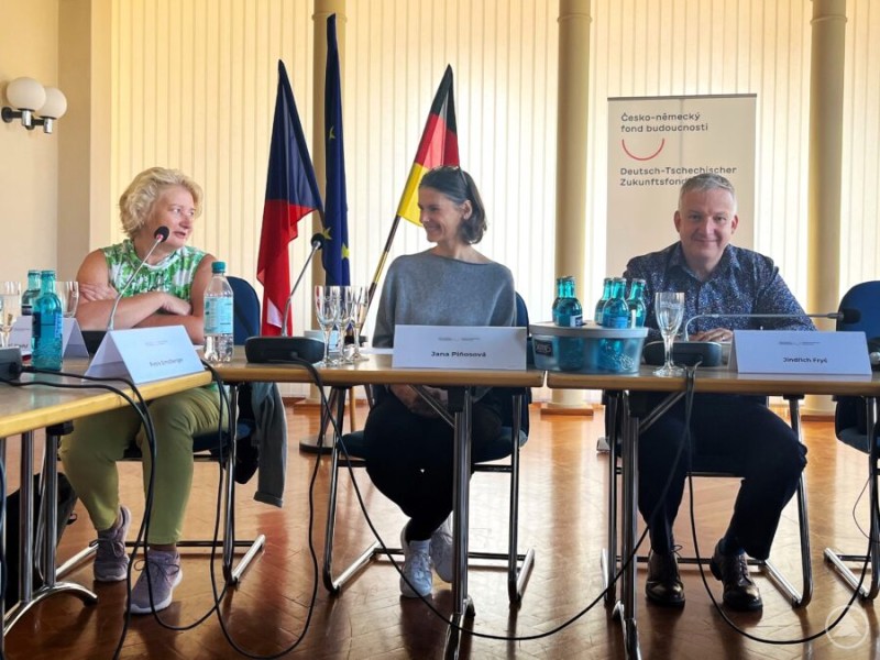 Rita Hagl-Kehl, Dr. Jana Piňosová (Sorbisches Institut) und Jindřich Fryč (tsch. Staatssekretär) bei der Verwaltungsratssitzung des