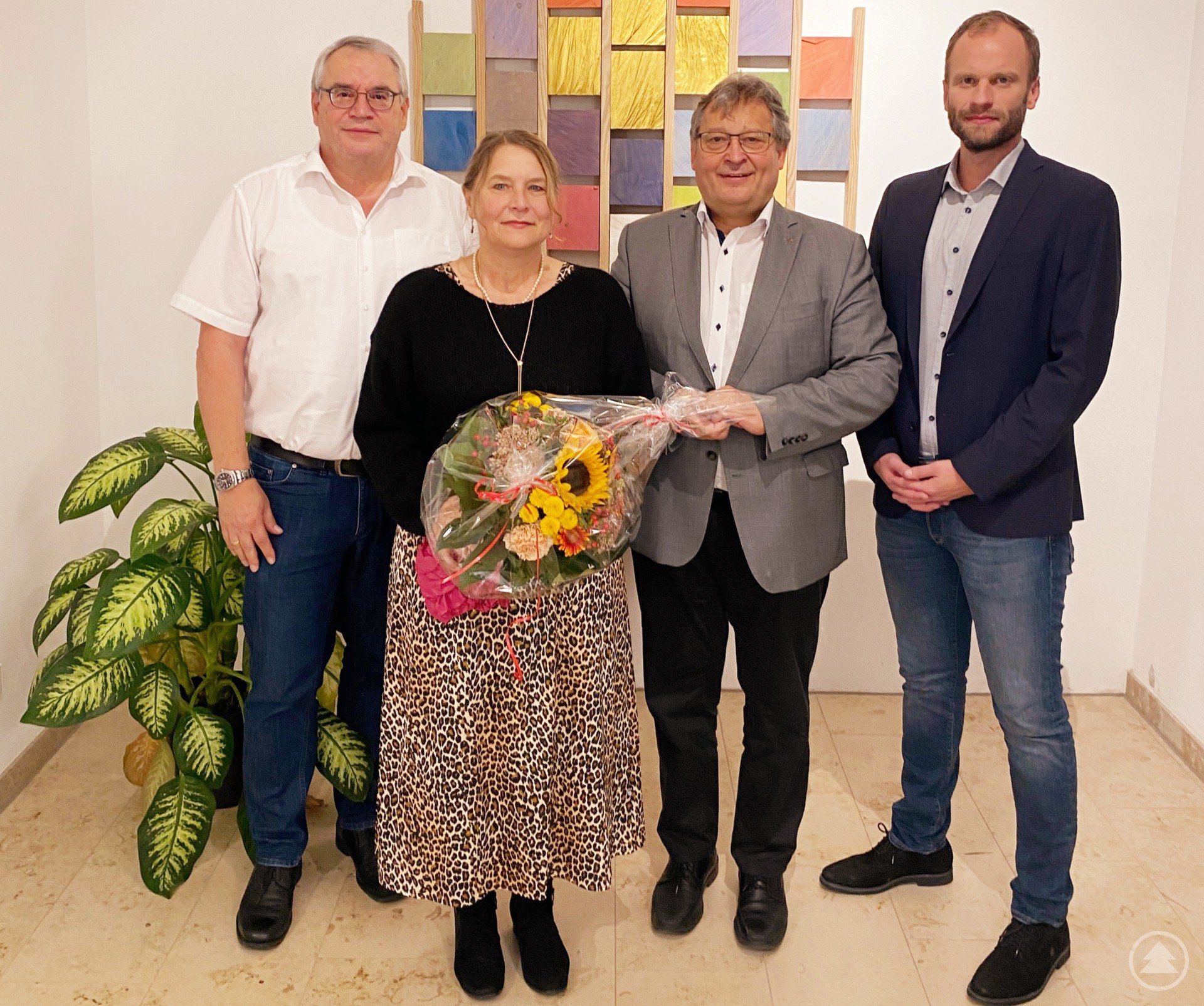 Die Caritas dankt Thekla Url für über 45 Jahre verantwortungsvollen Dienst. V.li. der frühere Personalleiter Dr. Hubert Pöschl, Bischöflich Beauftragter Diakon Konrad Niederländer und Personalleiter Thomas Furthmeier.