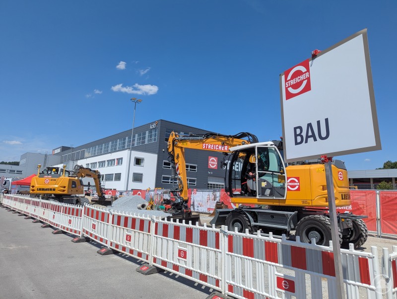 Zwei Bagger der STREICHER-Gruppe arbeiten auf dem Firmengelände in der Deggenau