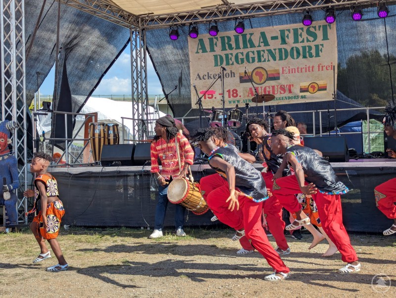 Die vielen Auftritte unterhielten nicht nur, sondern vermittelten auch spannendes Wissen über die kulturellen Schätze Afrikas Tanzauftritt beim Deggendorfer Afrika-Fest mit Trommeln