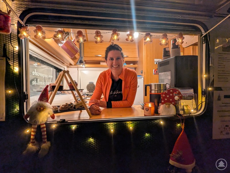 Natürlich: Christine Resch sorgte mit ihrem Campercafé Glückskindl für das leibliche Wohl ihrer Gäste. Christine Resch lächelt aus dem Fenster des mobilen Campercafé Glückskindl