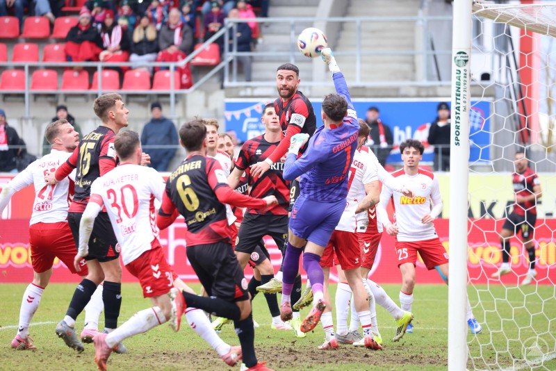 Bei Standards wurde es im Strafraum immer wieder gefährlich. Mehrere Spieler beider Mannschaften steigen bei einer Ecke hoch zum Kopfball, der Torwart faustet den Ball weg.