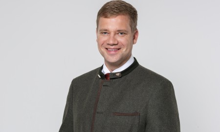 Bezirkstagspr&auml;sident fordert Social Media Verbot f&uuml;r Kinder und Jugendliche