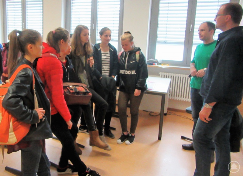 Dass sich das Schülerdasein in Tschechien und Deutschland gar nicht so sehr unterscheidet, stellen die Schüler bei der Führung durch das Gymnasium Freyung fest, rechts die Lehrer Michael Köberl und Tomáš Soumar