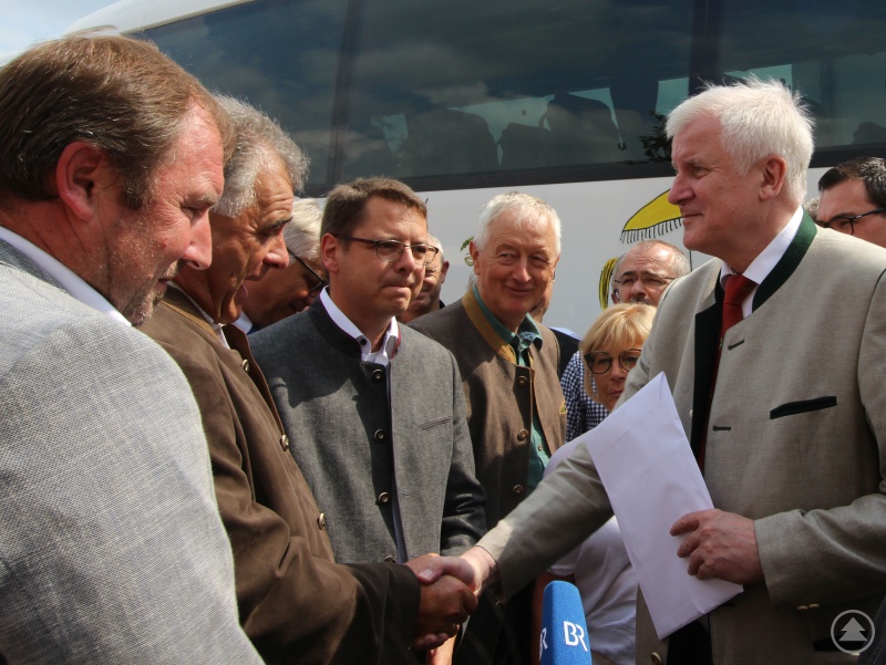 Die betroffenen Bürgermeister Freund, Bermann und Pollak mit Ministerpräsident Horst Seehofer, stv. Landrätin Helga Weinberger und Landrat Sebastian Gruber in Jandelsbrunn.
