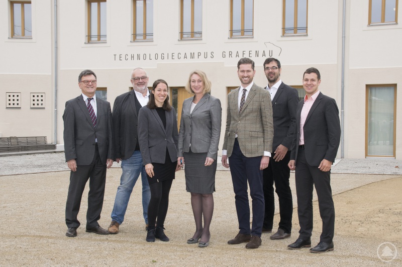 (v.l.) Ministerialrat Dr. Peter Heinrich, Klaus Graf, Lisa Kotlan, Campusleitung Prof. Dr. Diane Ahrens, Dr. Georg Münzenrieder, Prof. Dr. Benedikt Elser, Dr. Alexander Wick