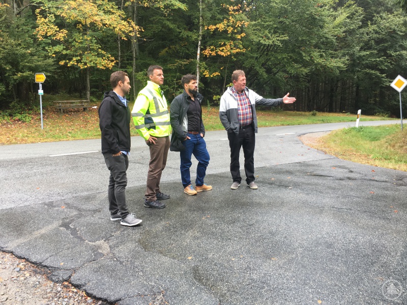 Martin Geier, der Bürgermeister von Schöfweg, erläutert Erik Artmann, Dr. Christian Thurmaier (beide Amt für Ländliche Entwicklung) und Planer Manuel Paster die Wegsituation in seiner Kommune.