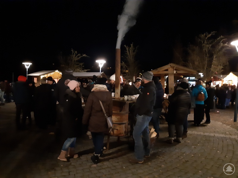 Für wohlige Wärme sorgten Heizpilze und Feuertonnen.