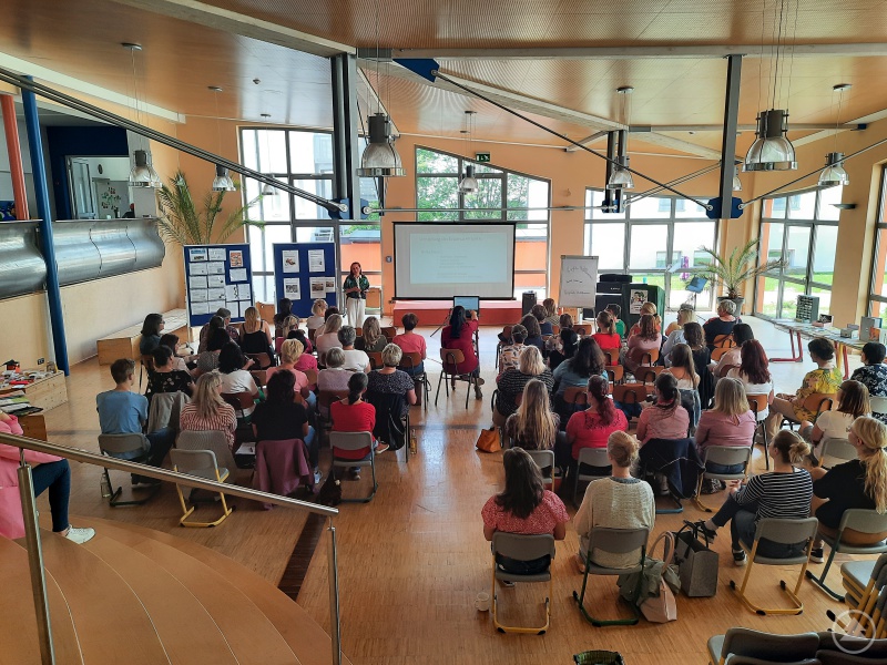 Kerstin Detto, Rektorin der GS Ruhmannsfelden und Mitglied im Arbeitskreis „Schreibmotorik“, sprach vor den Fach- und Lehrkräften unter anderem über die Themen Schreibdruck und Schreibrhythmus.