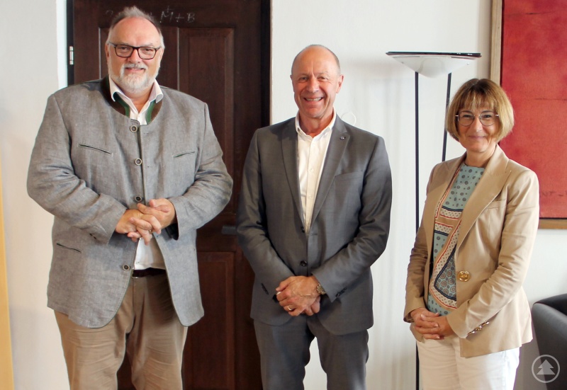 v. r.: Ordnungsreferentin Karin Schmeller, Alois Schmalhofer (Geschäftsführer der Schlachthof Passau GmbH), Oberbürgermeister Jürgen Dupper