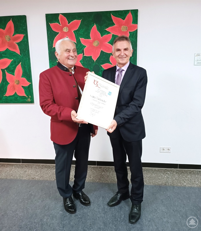 Bürgermeister Karl Obermeier (links) überreicht MdL Walter Taubeneder (rechts) die Ernennungsurkunde als Ehrenbürger des Marktes Aidenbach.